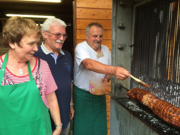Strahlende Gesichter beim Anblick des leckeren Spie�bratens.