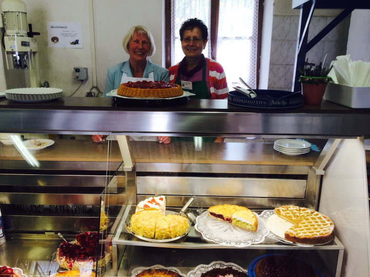 Ein g�ttliches Kuchen-Buffet lockte am "Vadderdaach".