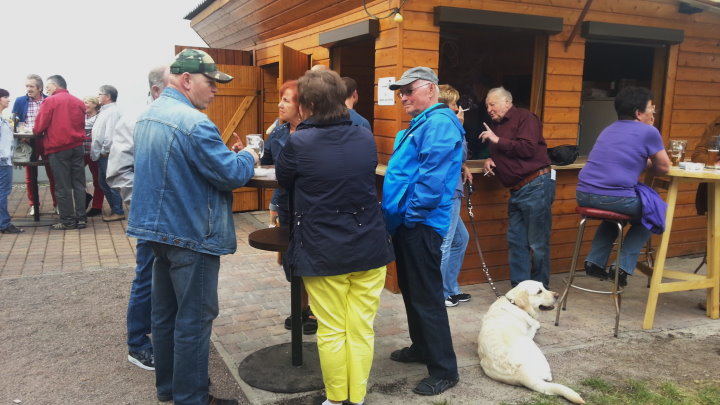 An den Stehtischen wurde „geschw�tzt und dichbediert“.