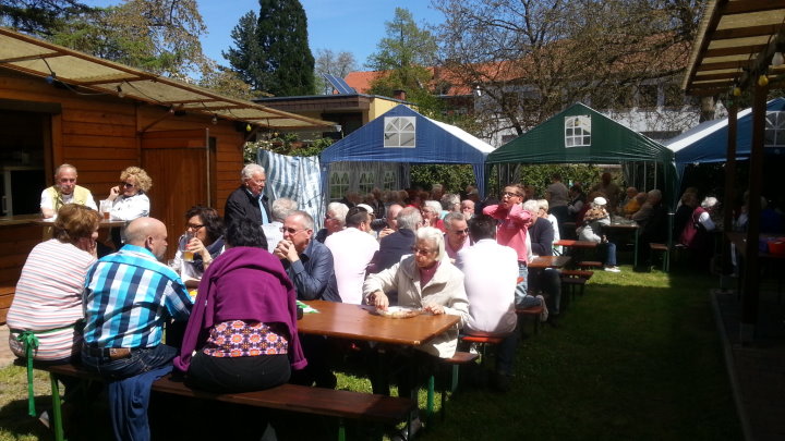 Um 12:00 Uhr wird „gess“, leckerer Spie�braten.