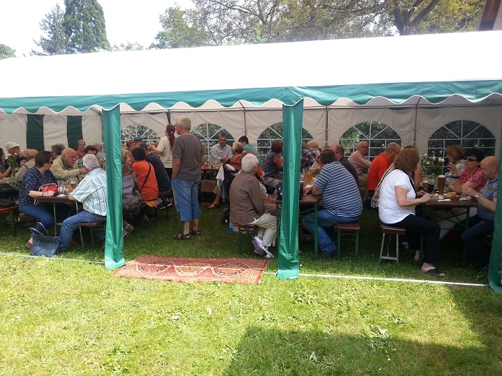 Das neue Zelt beim Familiengrillfest