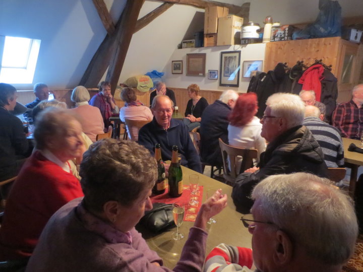 Fr�hliche Runde bei einem oder zwei Gl�sern cremant d�lsace.