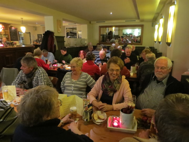 Gem�tliche Runde in Schr�der�s Restaurant.