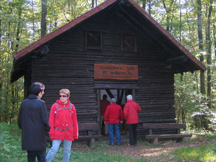 unser Weg f�hrte uns vorbei an der Heimkehrer-H�tte Ensheim