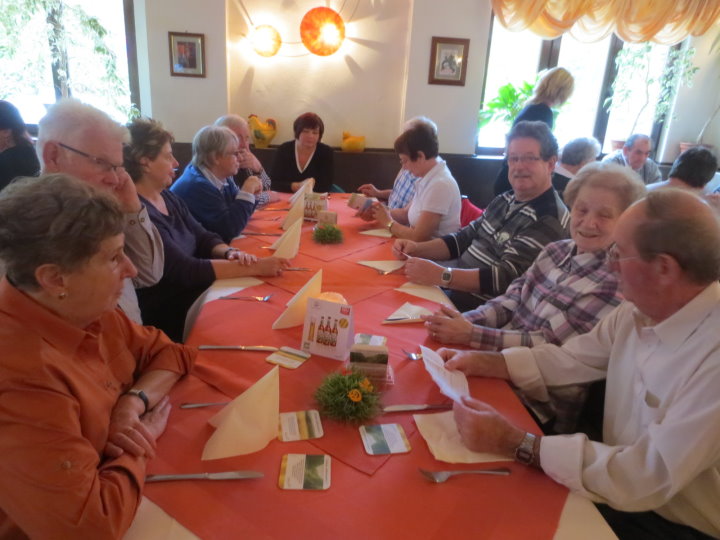 Nach der Herbstwanderung st�rkte sich die Gruppe in Stuhlsatzenhaus