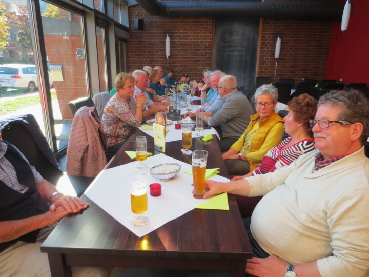 Fr�hliche Runde beim Mittagessen.