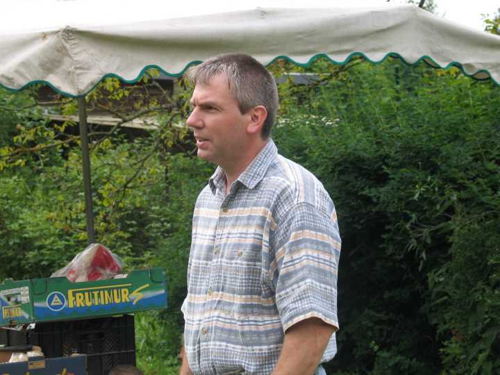der Imker erkl�rt die Honiggewinnung