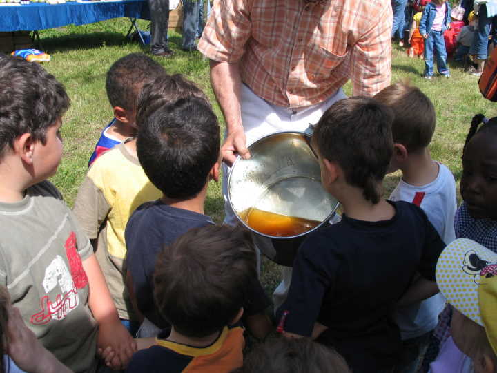 Jetzt k�nnen die Kinder den Honig sehen und schmecken