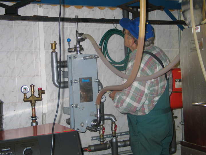Der Saft wird auf 80 Grad Celsius erhitzt