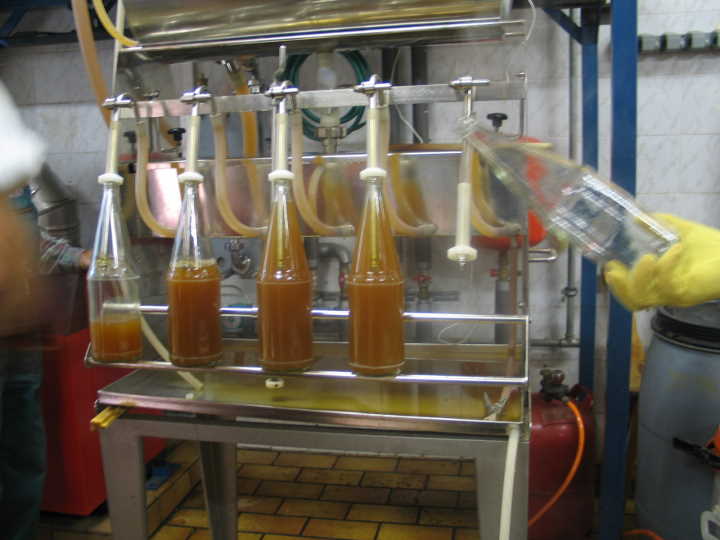 Hier wird der Saft in die erhitzten und sterilisierten Flaschen eingef�llt