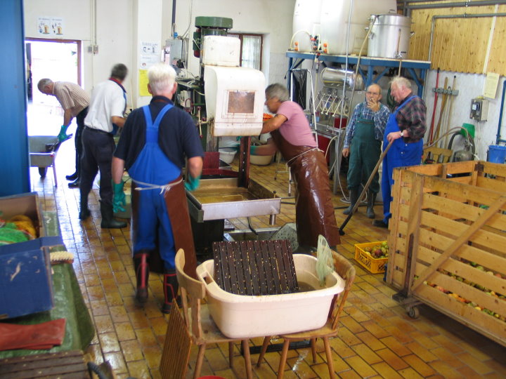 Gepresst, zentrifugiert und in Beh�lter gepumpt.