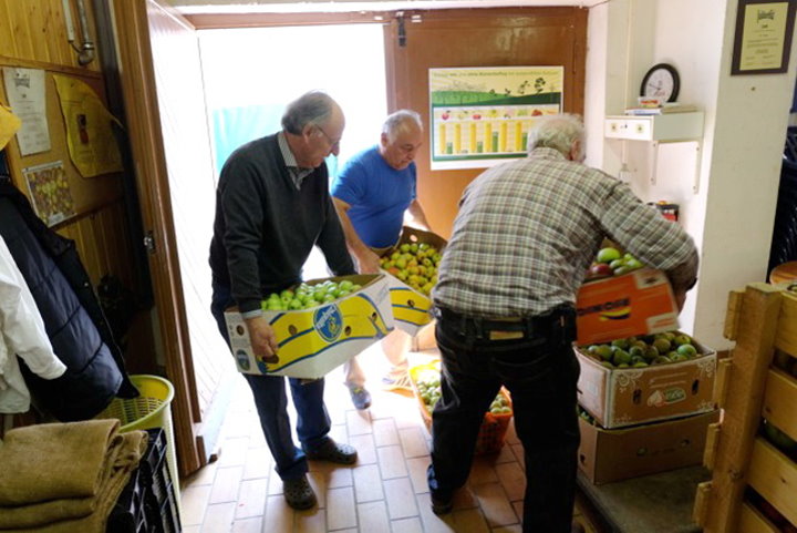 Äpfel werden angeliefert