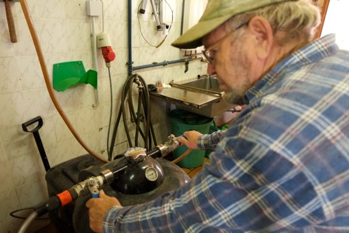 Unser Kelterwart Hans Schumacher bedient den Separator