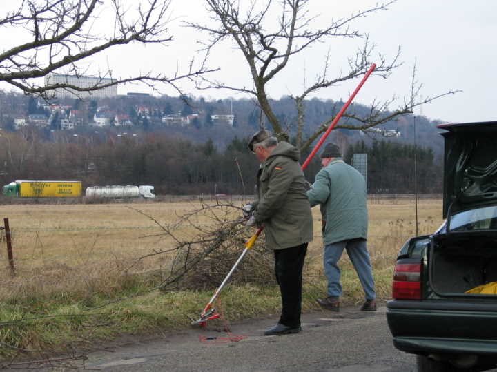 Schnittgut wird beseitigt
