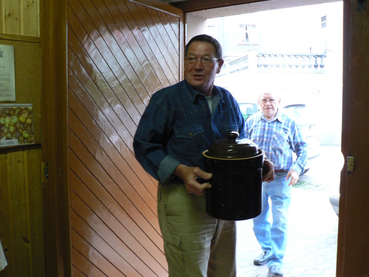Manfred bringt das Ergebnis der Arbeit nach Hause.