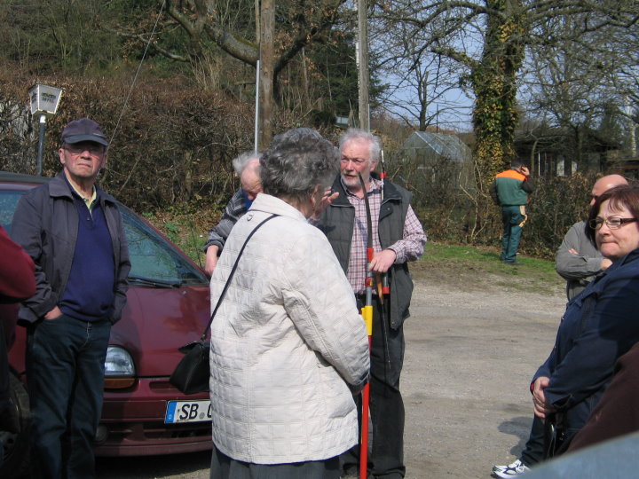 ... �bernahm der zweite Vorsitzende Hans Vogeley und f�hrte mit dem Fachberater Werner Schneider und dem Gartenfachwart Franco Gagliardi den Schnittlehrgang durch.