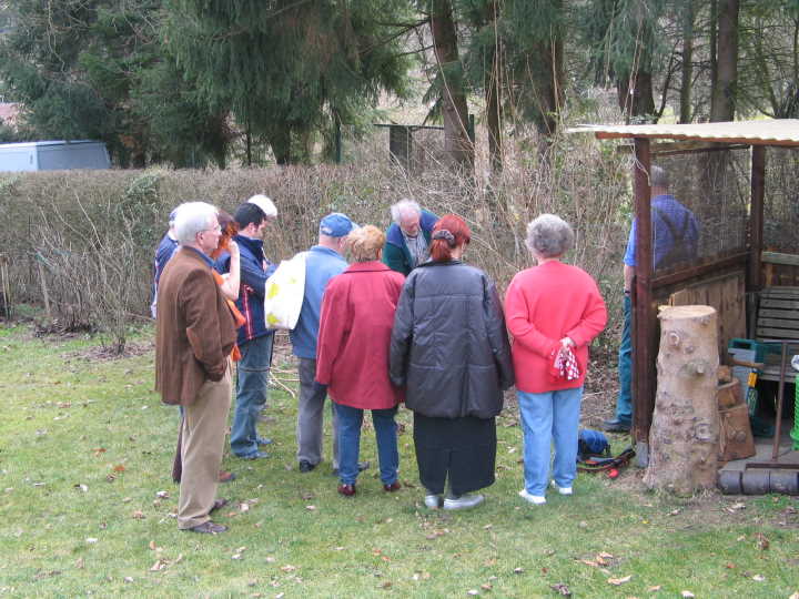 Fachberater Hans Vogeley beim Str�ucherschnitt