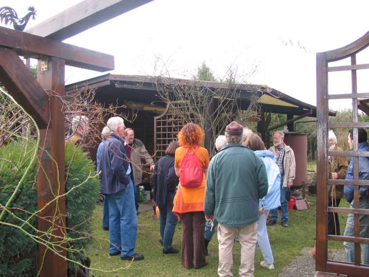 Interessierte Gartenfreunde beim Schlingrosenschnitt