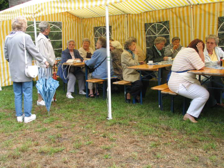 Unter den Pavillons war man trotz des Regens gut �beh�tet�.