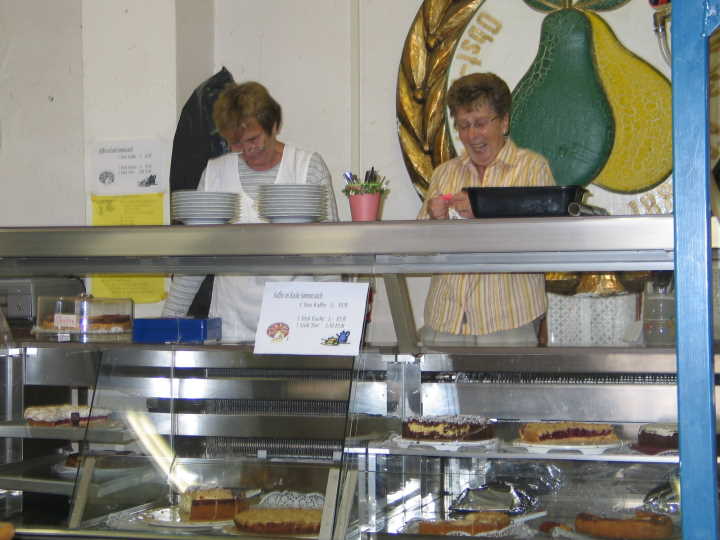 Unsere Kuchentheke war wie immer gut �best�ckt�.