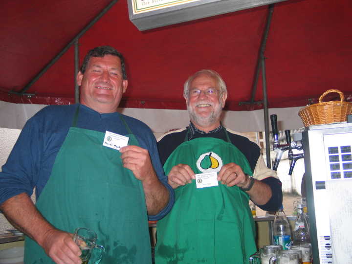 Axel und Marcel sorgten am Rundstand stets daf�r, dass sich keine Luft im Glas befand.