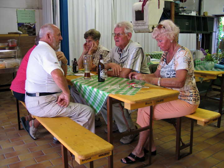 Einige G�ste suchten im Kelterhaus Schutz vor der Sonne