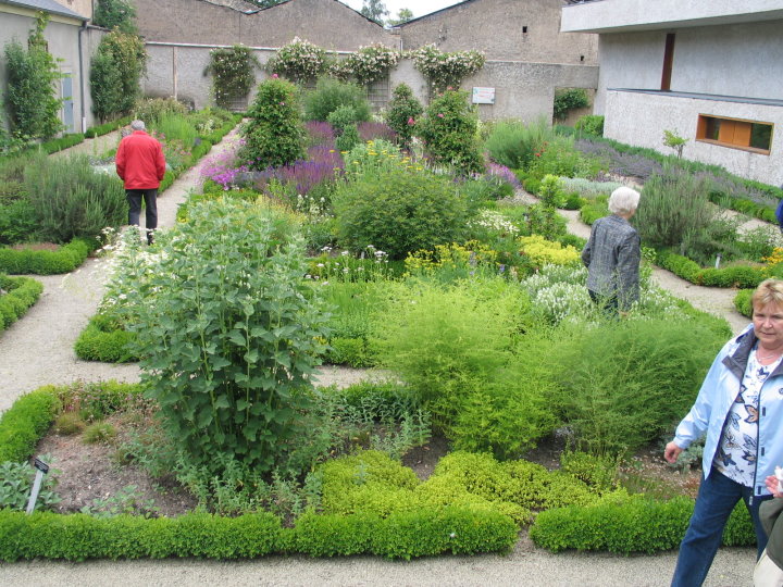 Barock- und Kr�utergarten in Schengen. Die beiden G�rten befinden sich auf der malerisch �ber der Mosel gelegenen Klosteranlage, die durch ihre sch�nen Ausblicke besticht.