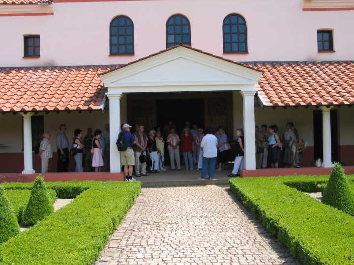 Gruppe erh�lt Erl�uterungen �ber die �R�mischen G�rten in der Villenanlage�