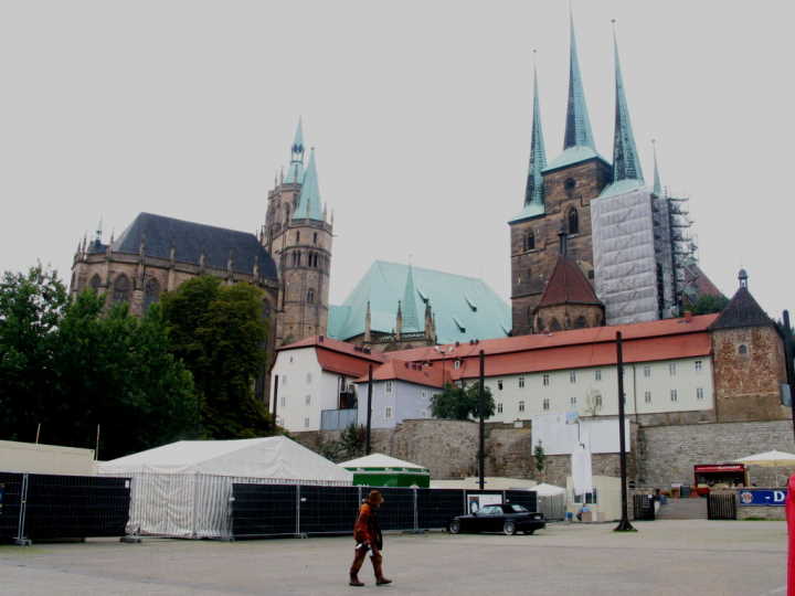 Marien-Dom und St. Severi.  Das wohl bekannteste Erfurter Wahrzeichen ist das Ensemble von Marien-Dom und Severi-Kirche. Es ist einzigartig in Europa.