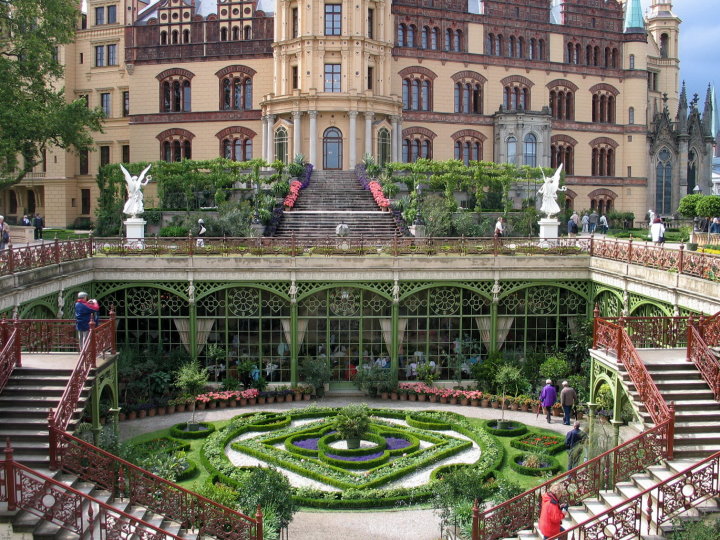 Der Burggarten Mittelpunkt des Parks ist die Orangerieanlage, die nach einer umfangreichen Restaurierung wieder f�r Besucher zug�nglich ist.