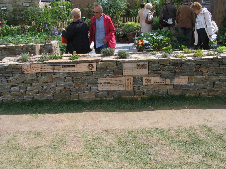 Mauer mit integrierten „Insektenhotel“