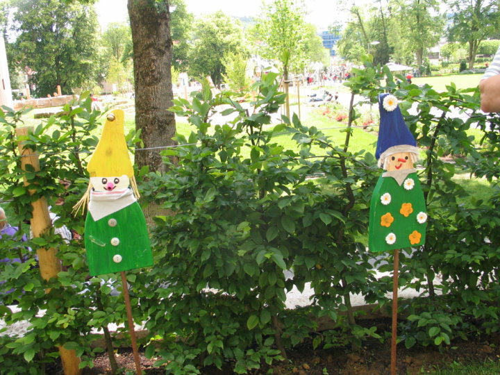 Die Hainbuche und Kunst von Kindern an vielen Stellen