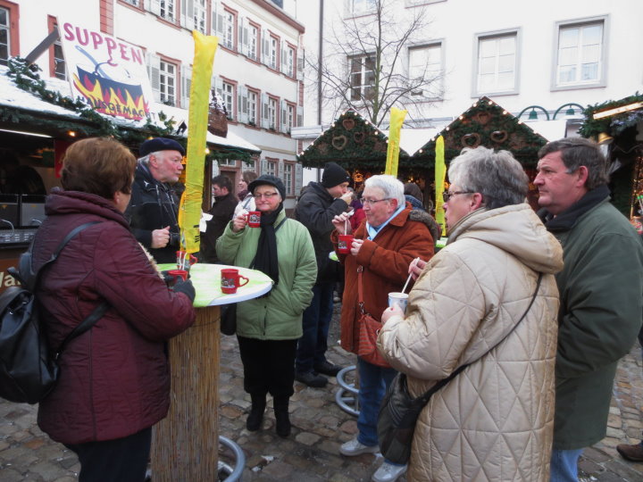 Erster Gl�hwein wird „getestet“.