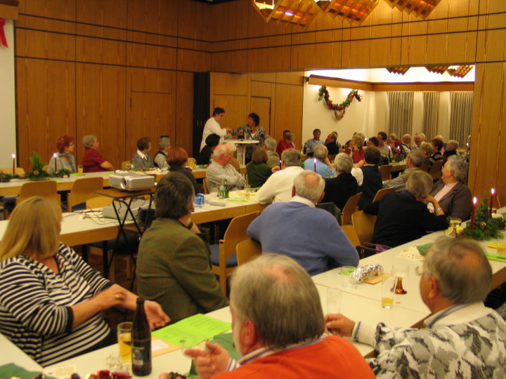 Vollbesetzter Saal im Albert-Schweitzer-Haus