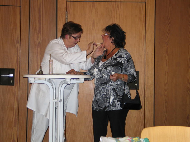 Unsere Mitglieder Marita M�ller und Monika Schneider beim Sketch „Weihnachtsstress“