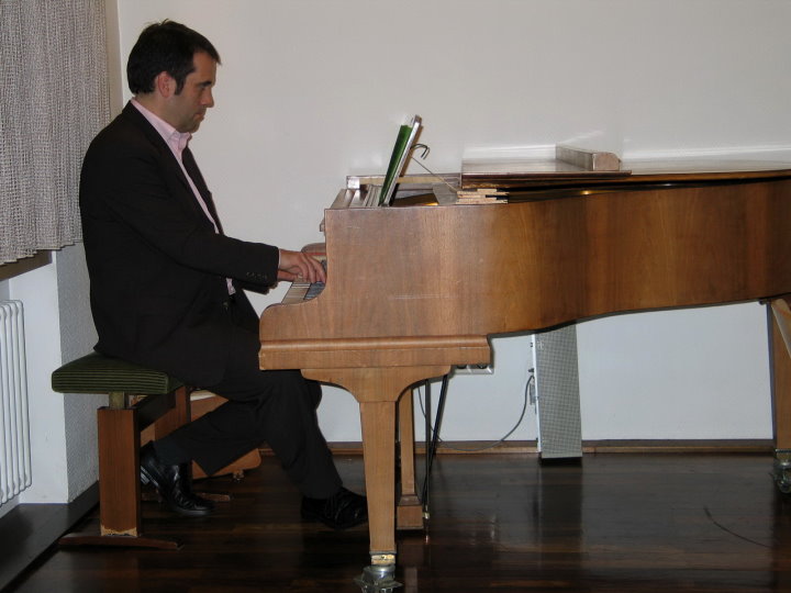 Mathias Scheller am Fl�gel sorgte f�r weihnachtliche Stimmung