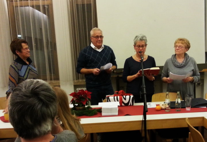Ulla, Wolfgang, Anna und Christa beim Sketsch „Die verwechselten Weihnachtsgeschenke“.