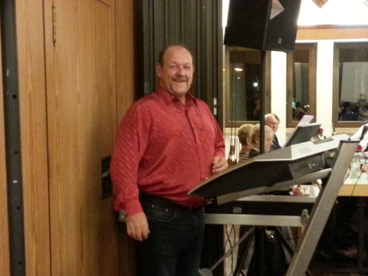 Manfred M�rsdorf sorgte f�r weihnachtliche Stimmung