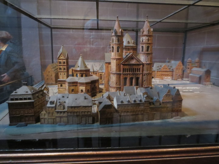 Am Modell wurde uns der Wormser Dom im Wandel der Zeit erkl�rt