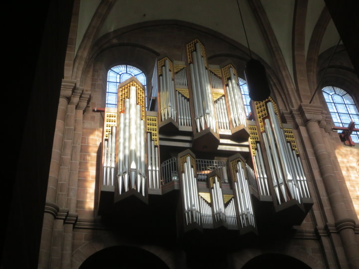 Die Schwalbennest-Orgel. Die Manualwerke sind in drei Etagen �bereinander angeordnet