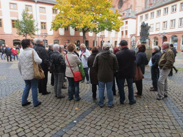Am „Leichhof - am Brunnen“ begann die Domf�hrung.