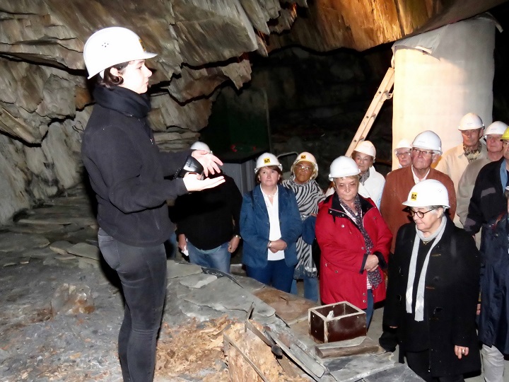 Fachkundige F�hrung im Schiefer-Bergwerk.