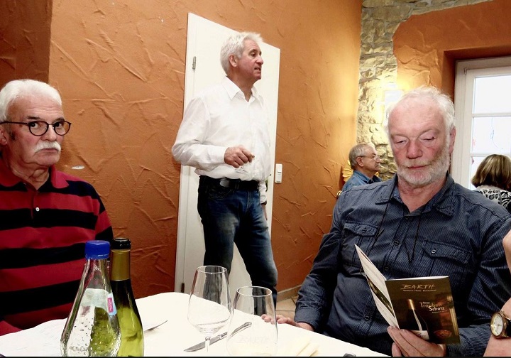 Interessante Ausf�hrungen bei der Weinprobe.